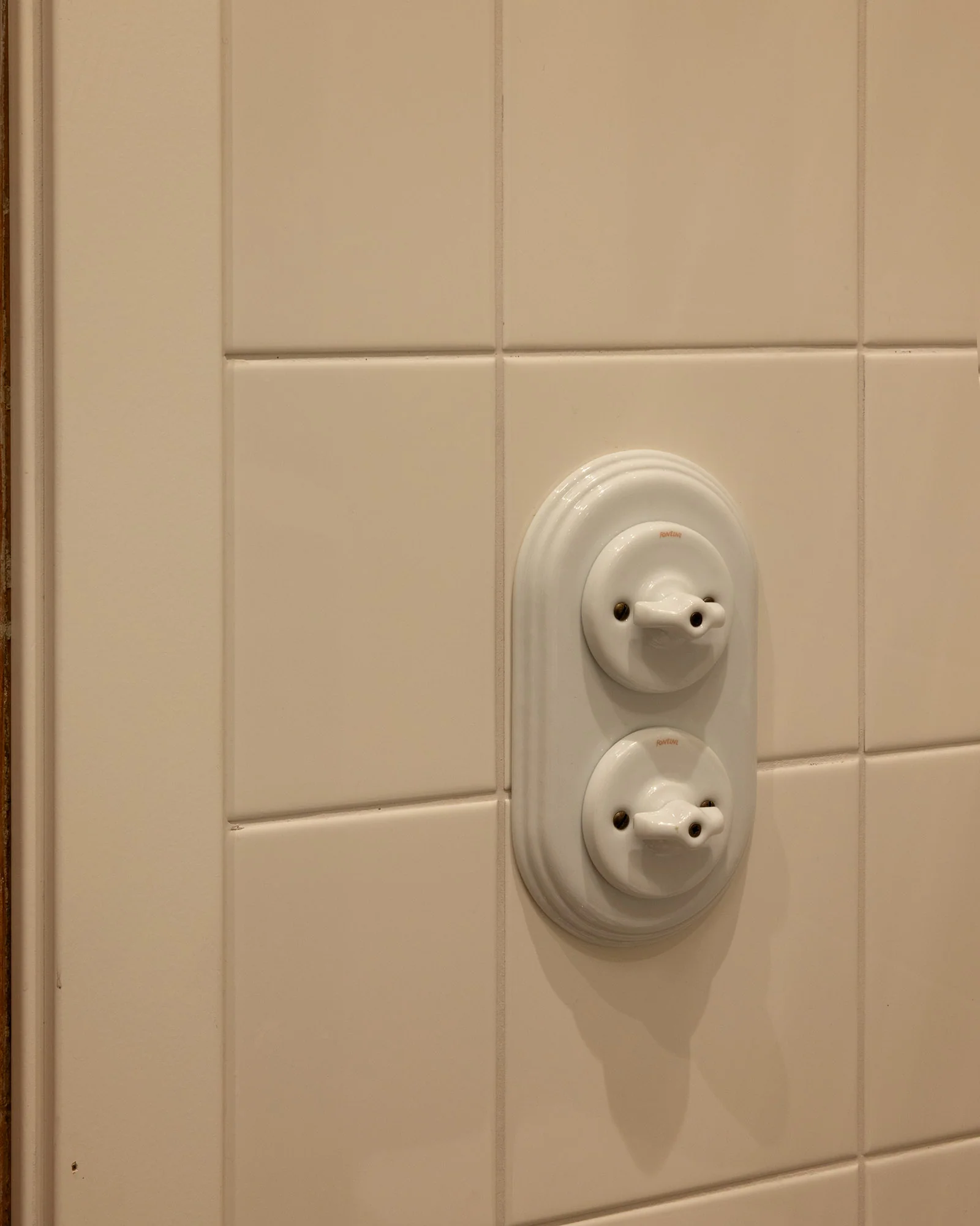 Dubbel trappströmbrytare - Vitt porslin - Image 2