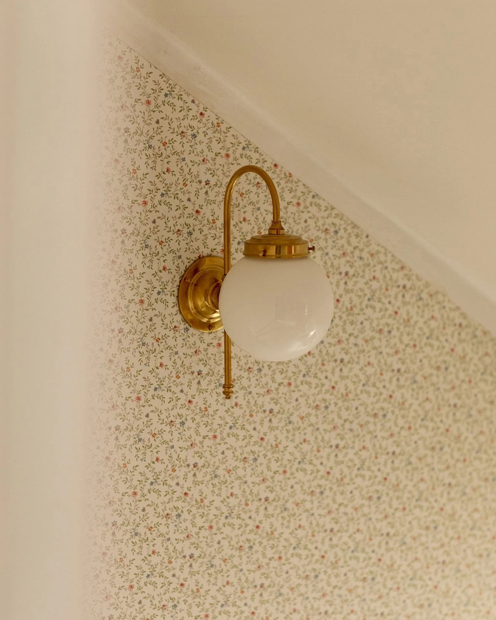 VÀgglampa - Blomberg 80 mÀssing, klot opalvit - Image 4