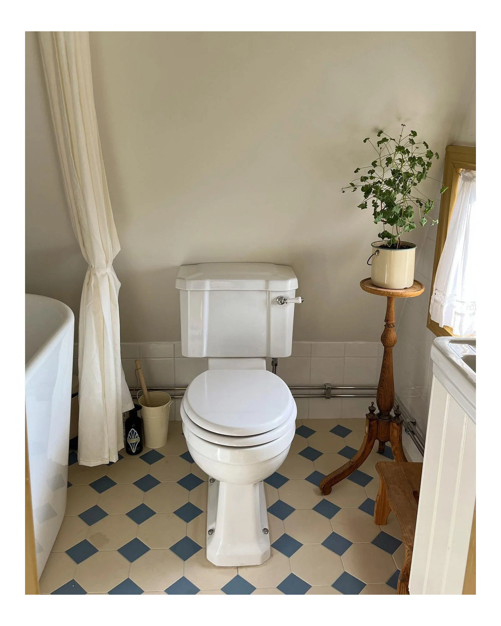 WC - Burlington golvstÄende toalett, smal cistern & sits, gulddetaljer - Image 2