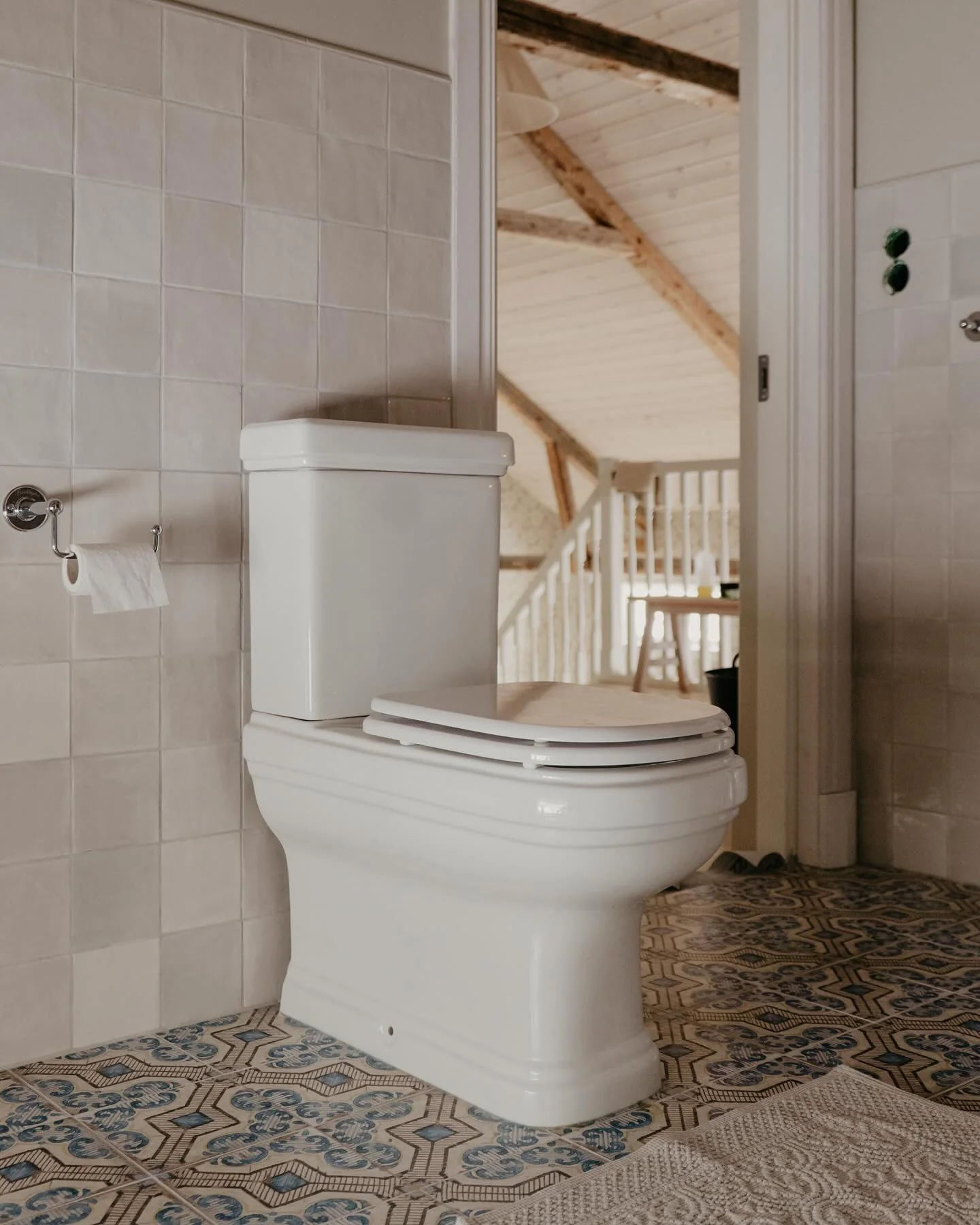 WC - Riviera golvstÄende toalett, P-lÄs med sits & behandlad mÀssing - Image 2