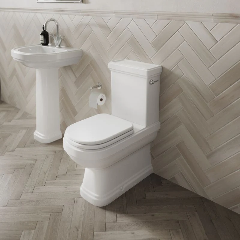 WC - Riviera golvstående toalett, P-lås med sits & kromdetaljer - Image 3