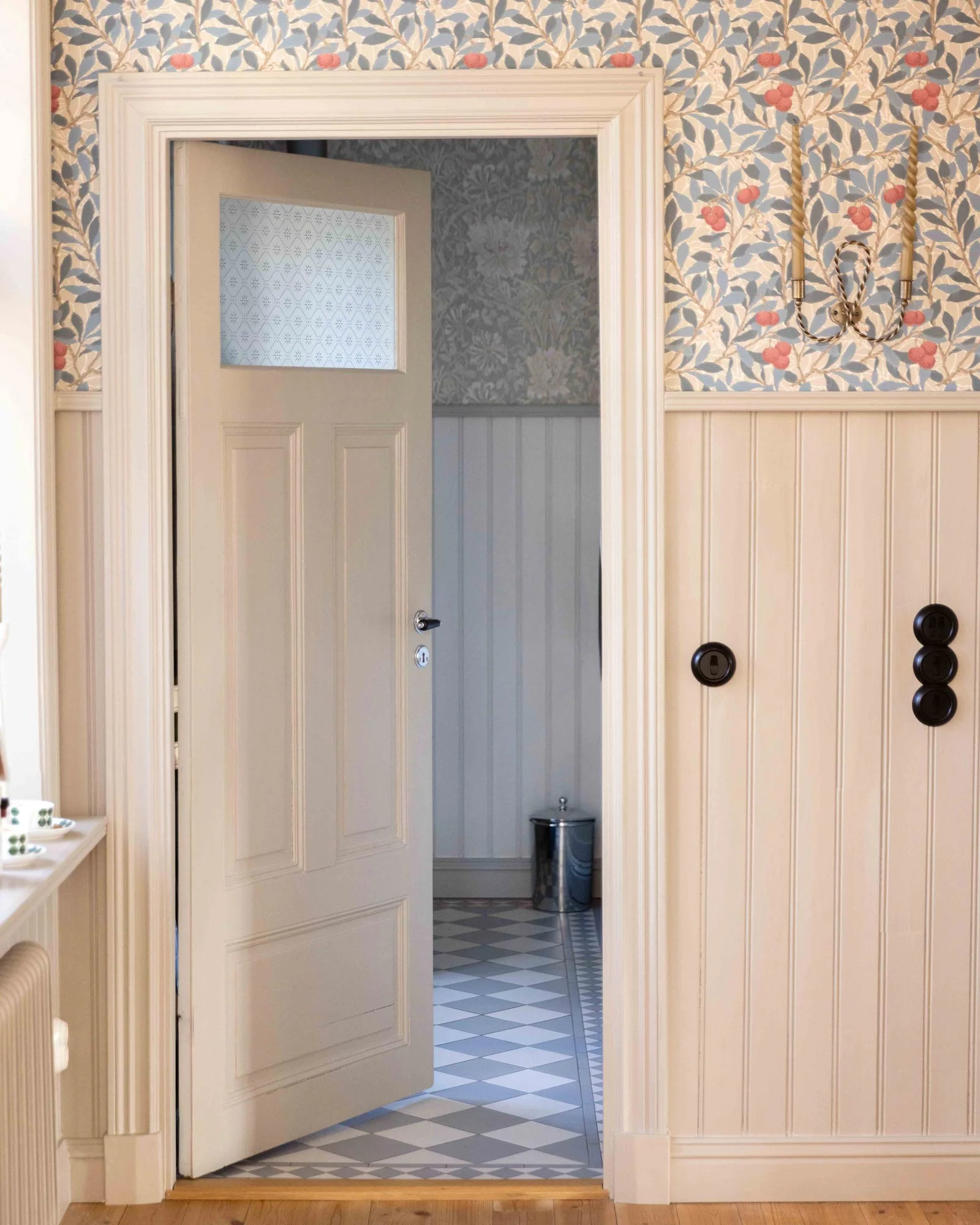 William Morris & Co. Tapet - Arbutus Woad/Russet - Image 2