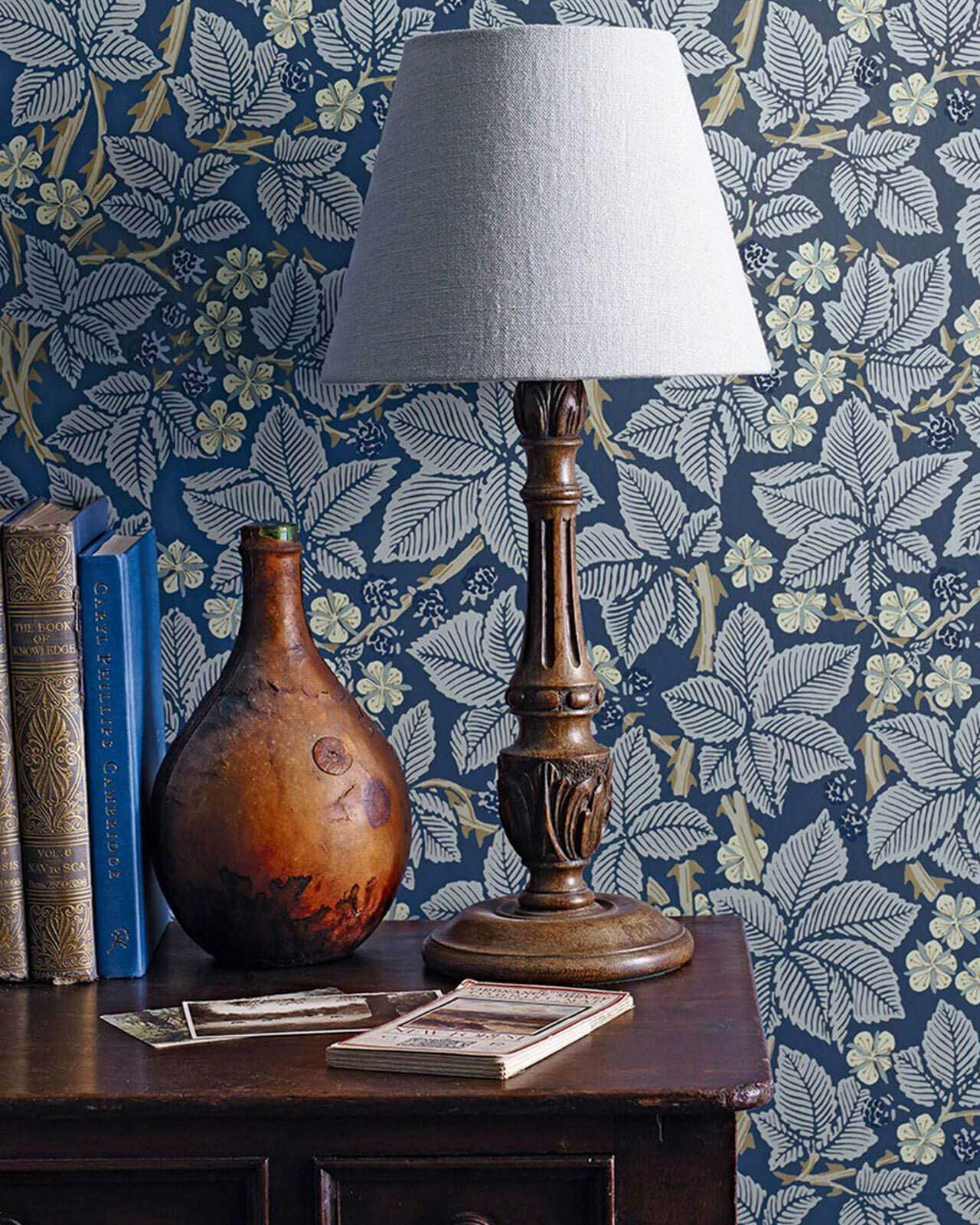 William Morris & Co. Tapet - Bramble Indigo - Image 3