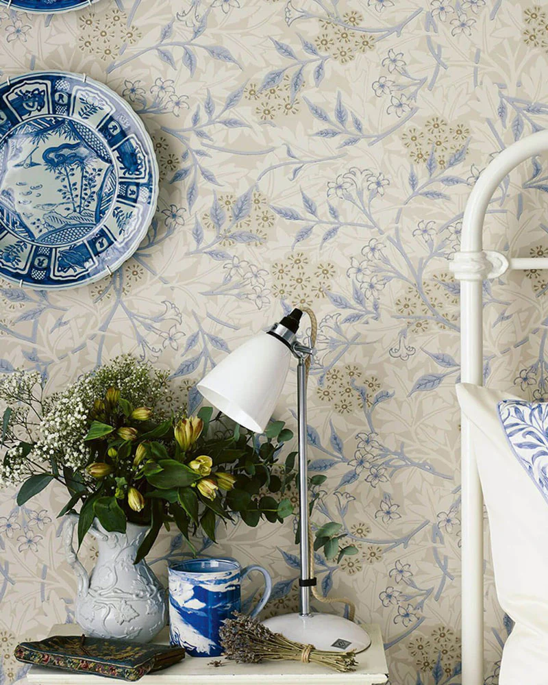 William Morris & Co. Tapet - Jasmine Ecru/Woad - Image 2