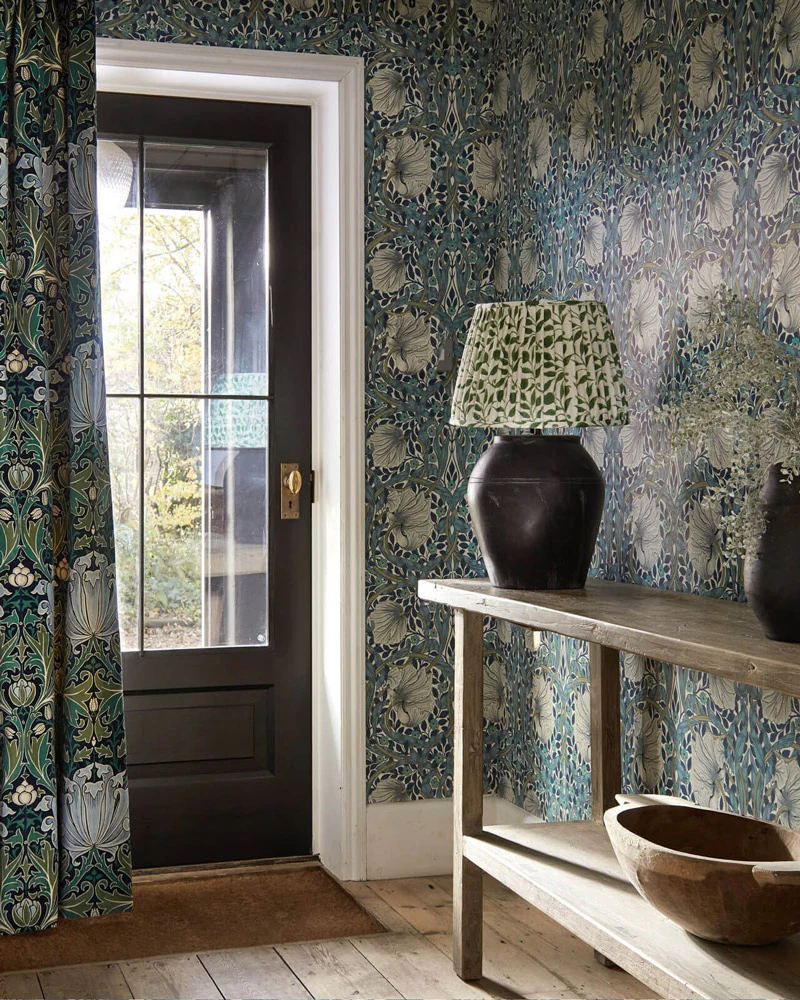 William Morris & Co. Tapet - Pimpernel Woad/Coral - Image 2