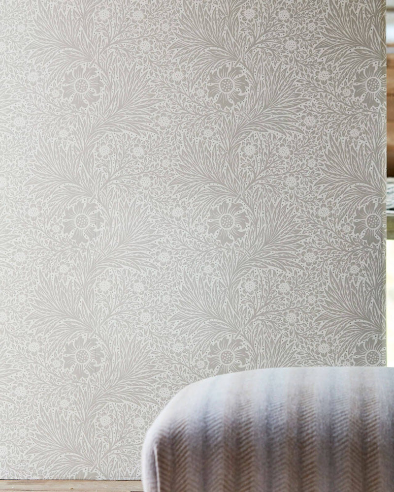 William Morris & Co. Tapet - Pure Marigold Soft Gilver - Image 3