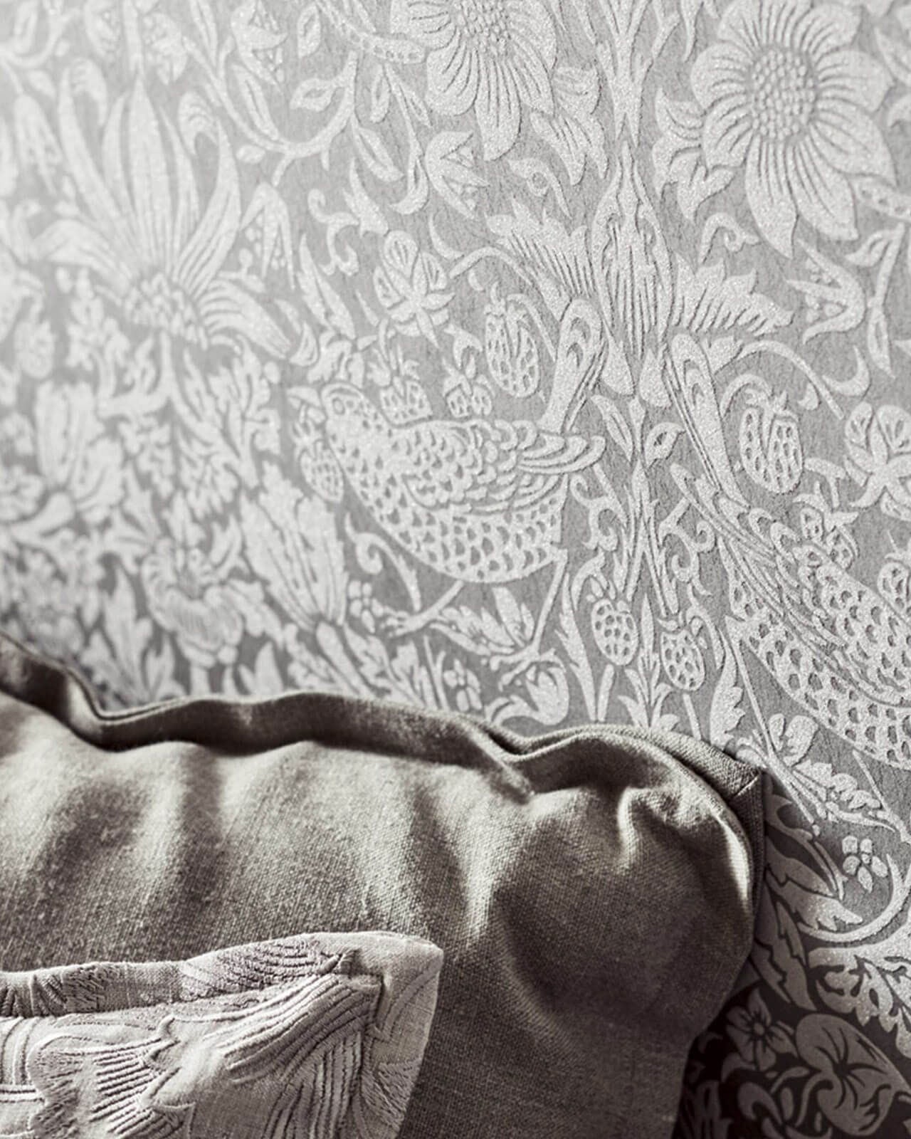 William Morris & Co. Tapet - Pure Strawberry Thief Gilver/Graphite - Image 3